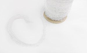 Tüll-Gummi-Spitzenband - weiß mit einer silbernen Kante
