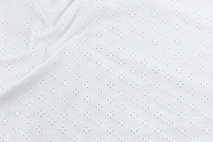 Tissu coton brodé - membres à quatre feuilles - blanc