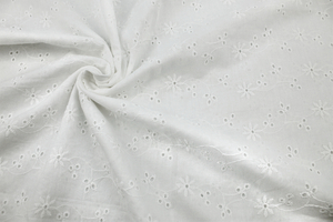 Tissu coton brodé - fleurs entrelacées - blanche