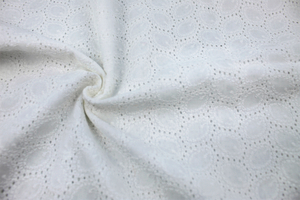 Tissu coton brodé - feuilles ajourées - blanche 